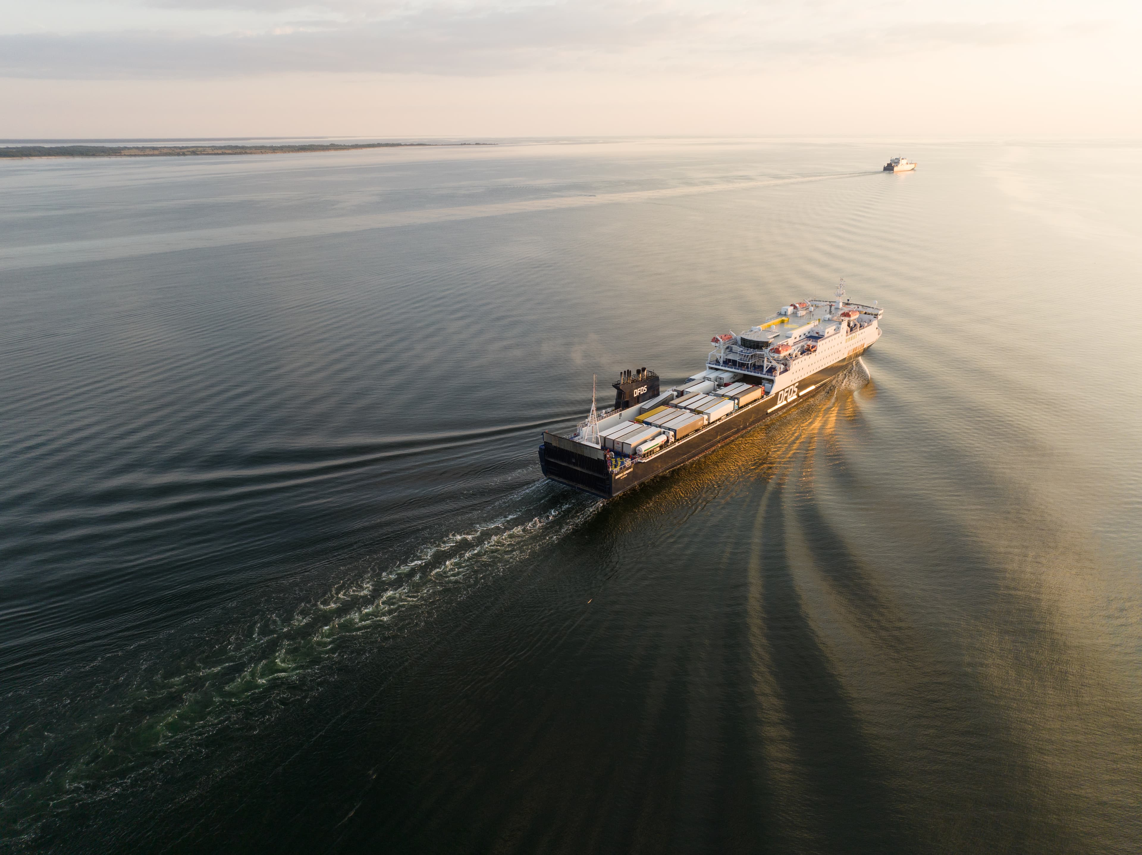 DFDS fartyg Sirena Seaways ute till havs.