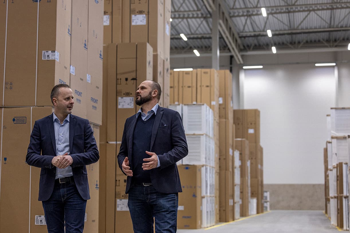 Två Miele-anställda besöker ett DFDS-lager där Miele-produkter förvaras.