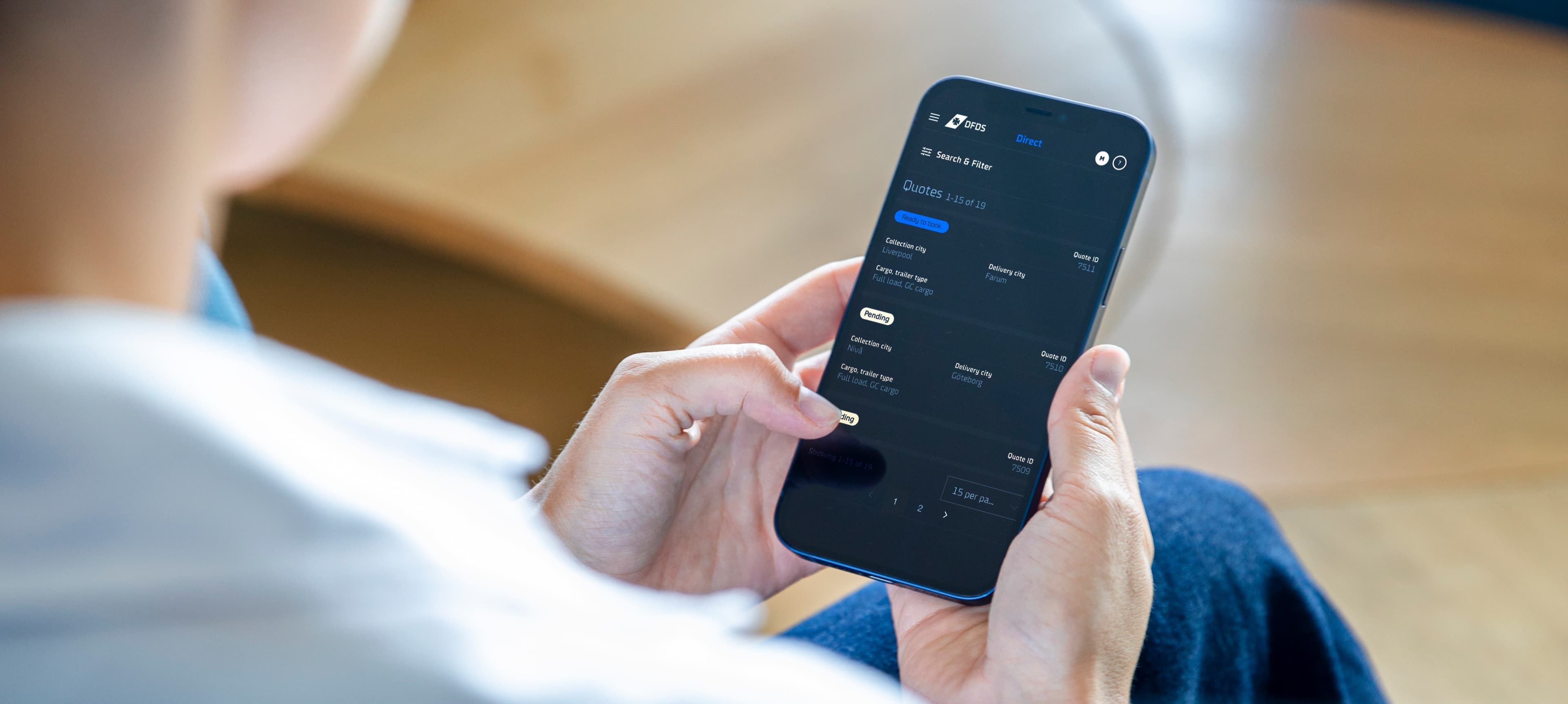 En kund som använder DFDS-appen på sin smartphone för att göra en bokning.