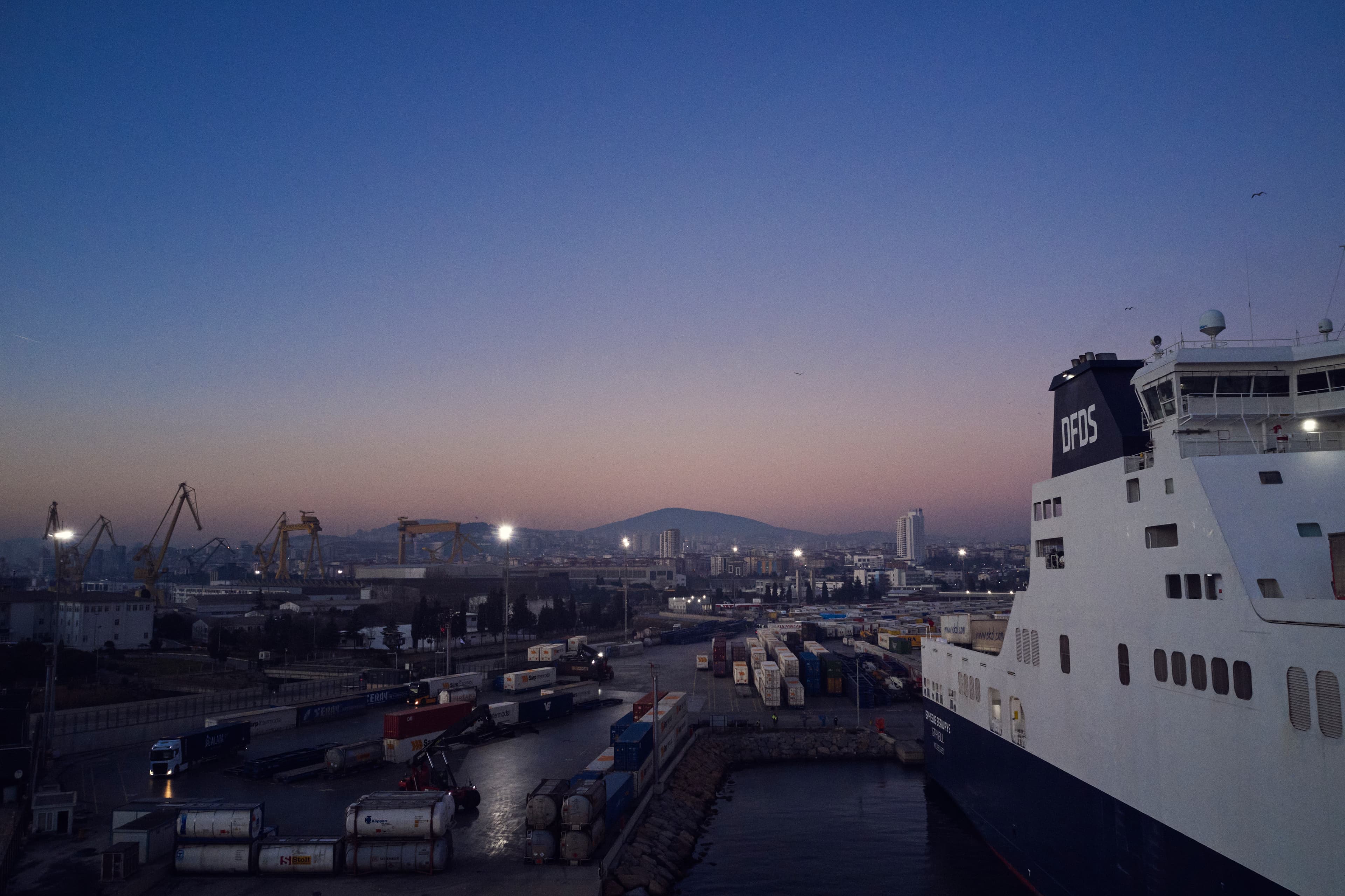 DFDS-fartyg i hamnen i Pendik, Istanbul.
