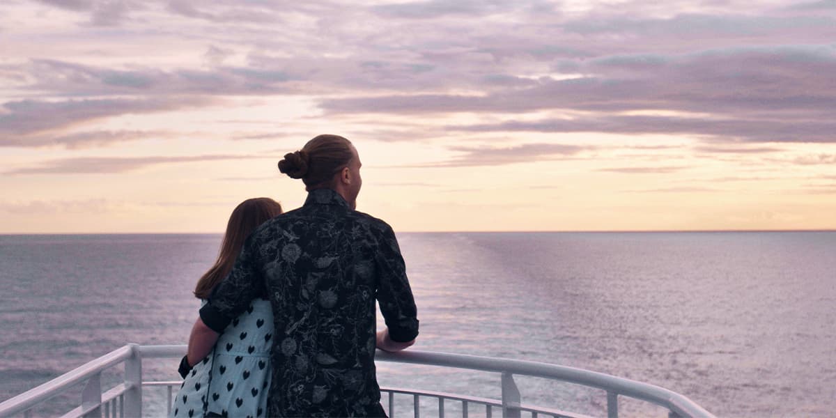 Pärchen schaut in die Ferne auf dem Deck der DFDS Fähre