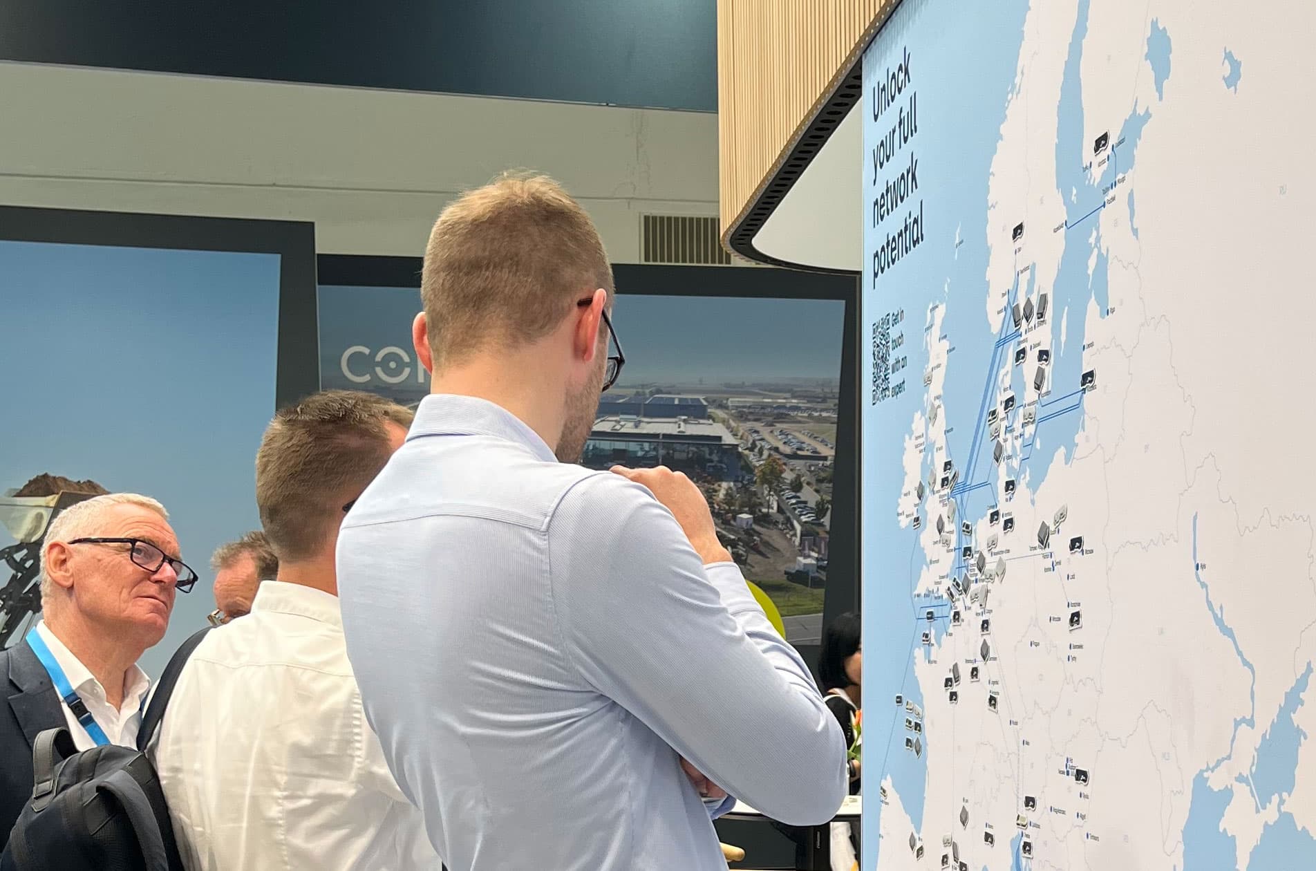 DFDS-kunde på vores stand under messen i München, der ser på det magnetiske rutekort.