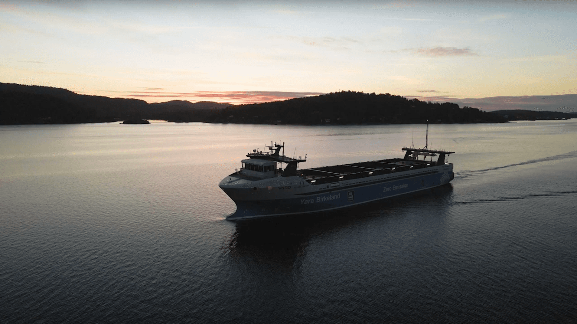 Fraktfartyg från DFDS seglar i skymningen.