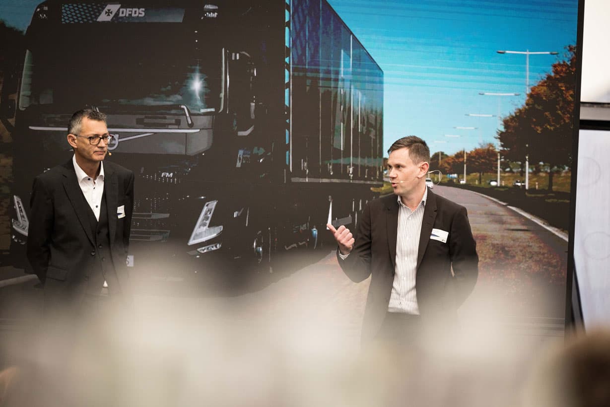 DFDS-team på scenen ved lanceringen af elektriske lastbiler i Storbritannien