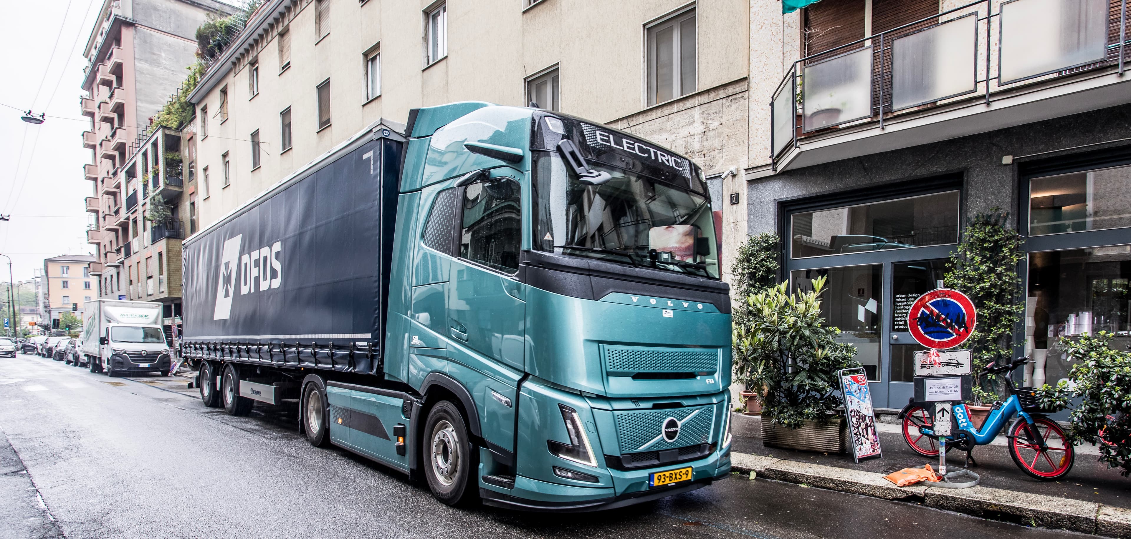 The well-travelled DFDS Volvo eTruck and trailer in Milan city centre.