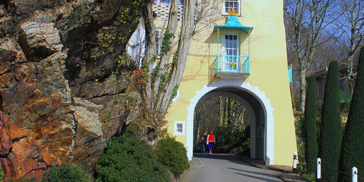 House and nature in Portmeiron Wales